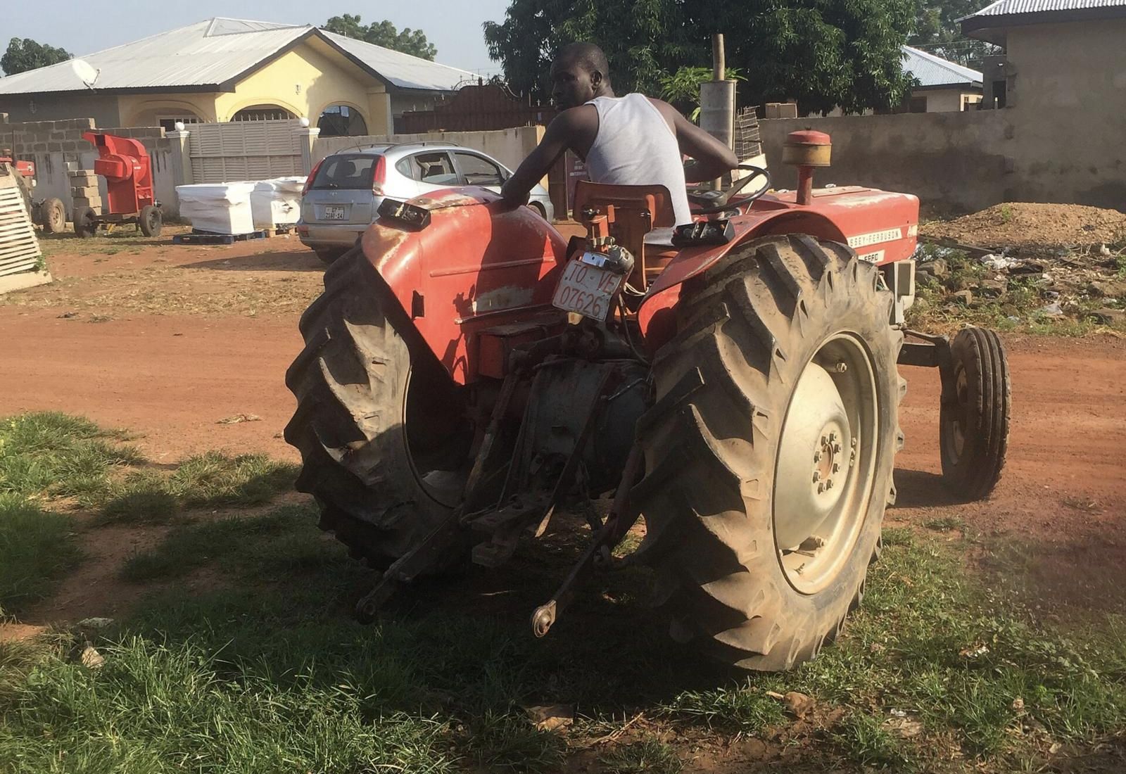 Agriculteur au volant d'un tracteur